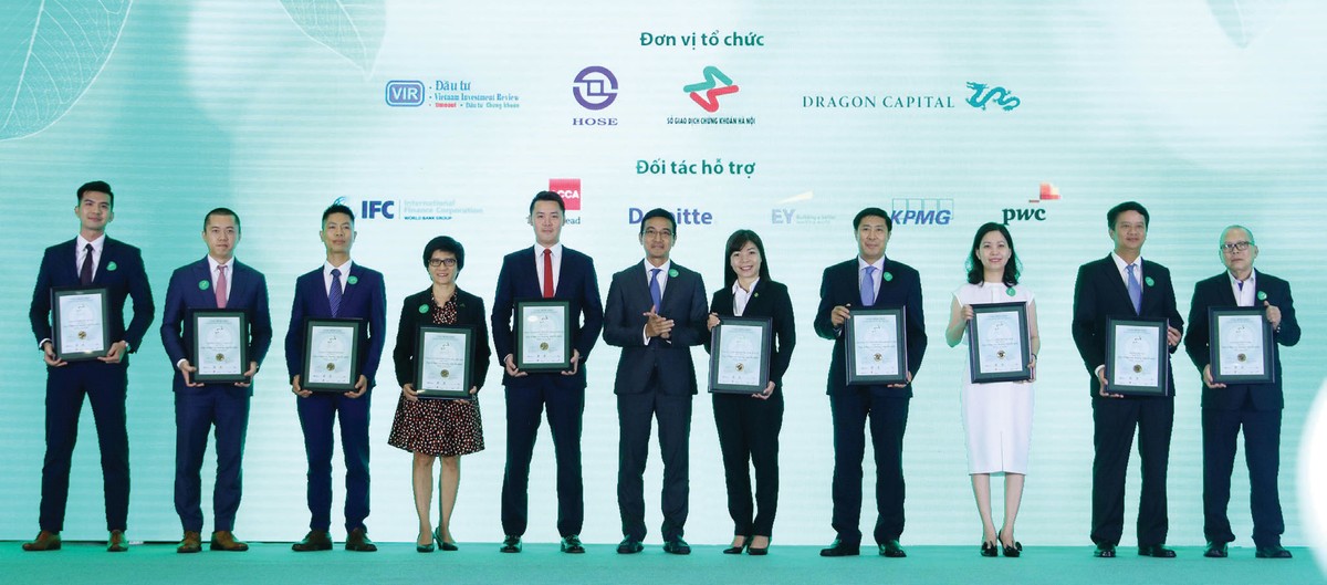 Ông Lê Hải Trà, thành viên phụ trách HĐQT HOSE, Trưởng ban Tổ chức trao Top 10 doanh nghiệp vốn hóa lớn trong cuộc bình chọn năm 2019. Ông Lê Hải Trà, thành viên phụ trách HĐQT HOSE, Trưởng ban Tổ chức trao Top 10 doanh nghiệp vốn hóa lớn trong cuộc bình chọn năm 2019.