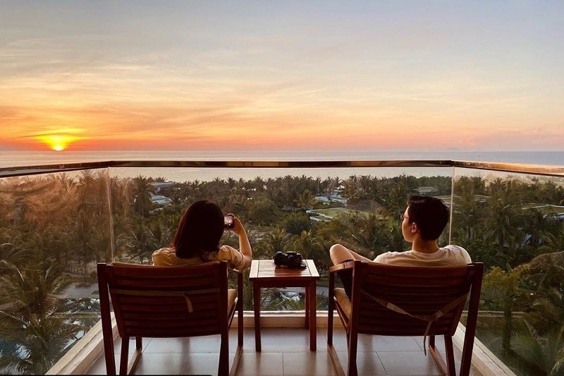 Các cặp đôi tranh thủ thời điểm vàng đi nghỉ dưỡng để có những thời gian riêng tư bên nhau cùng ngắm nhìn biển trời từ ban công lộng gió, hít hà vị mặn mòi của biển giữa thiên nhiên xanh, trong lành.