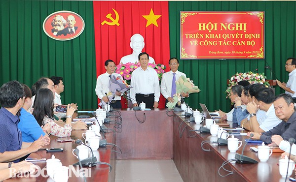 Trưởng Ban Tổ chức Tỉnh ủy Đồng Nai Phạm Văn Ru trao quyết định và chúc mừng đồng chí Phạm Xuân Hà và đồng chí Lê Tuấn Anh. Trưởng Ban Tổ chức Tỉnh ủy Đồng Nai Phạm Văn Ru trao quyết định và chúc mừng đồng chí Phạm Xuân Hà và đồng chí Lê Tuấn Anh.