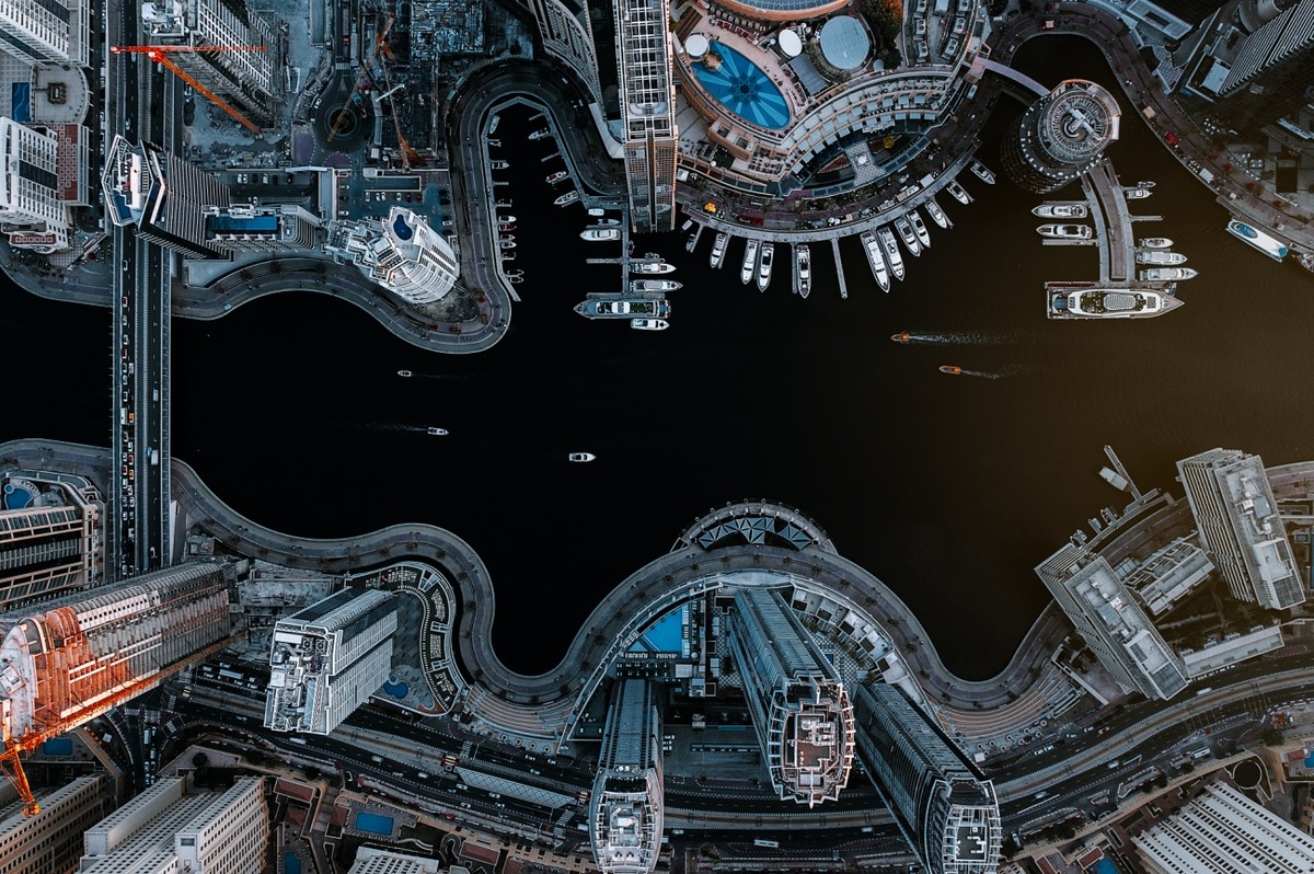 Bức ảnh "Dubai Marina" chụp bởi nhiếp ảnh gia Carmine Chiriacò đoạt giải nhì của hạng mục Kiến trúc đô thị. Bức ảnh thể hiện sự đối xứng trong kiến trúc của khu dân cư Dubai Marina. Bức ảnh "Dubai Marina" chụp bởi nhiếp ảnh gia Carmine Chiriacò đoạt giải nhì của hạng mục Kiến trúc đô thị. Bức ảnh thể hiện sự đối xứng trong kiến trúc của khu dân cư Dubai Marina.