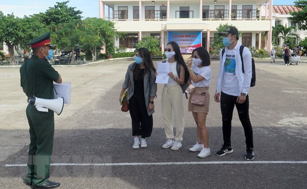 Các công dân được hướng dẫn làm thủ tục hoàn thành thời gian cách ly. (Ảnh: Xuân Triệu/TTXVN). Các công dân được hướng dẫn làm thủ tục hoàn thành thời gian cách ly. (Ảnh: Xuân Triệu/TTXVN).