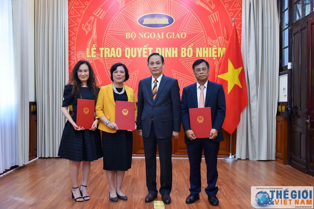 Thứ trưởng Bộ Ngoại giao Lê Hoài Trung trao quyết định bổ nhiệm cho các cán bộ Bộ Ngoại giao. Ảnh: Thế giới &amp; Việt Nam.