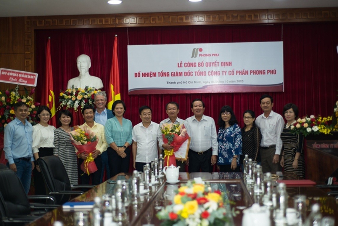 Các thành viên HĐQT, Ban kiểm soát, Ban điều hành Tổng công ty chụp ảnh lưu niệm với ông Dương Khuê và ông Phạm Xuân Trình. Các thành viên HĐQT, Ban kiểm soát, Ban điều hành Tổng công ty chụp ảnh lưu niệm với ông Dương Khuê và ông Phạm Xuân Trình.