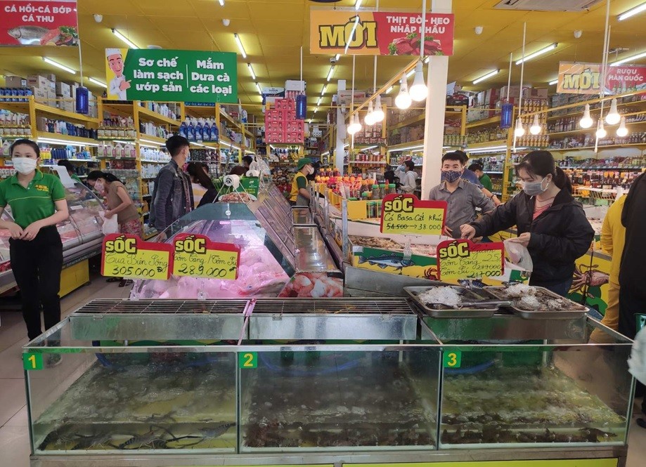 Khách hàng ‘no nê’ hàng hoá với siêu thị Bách hoá Xanh mô hình 5 tỷ.