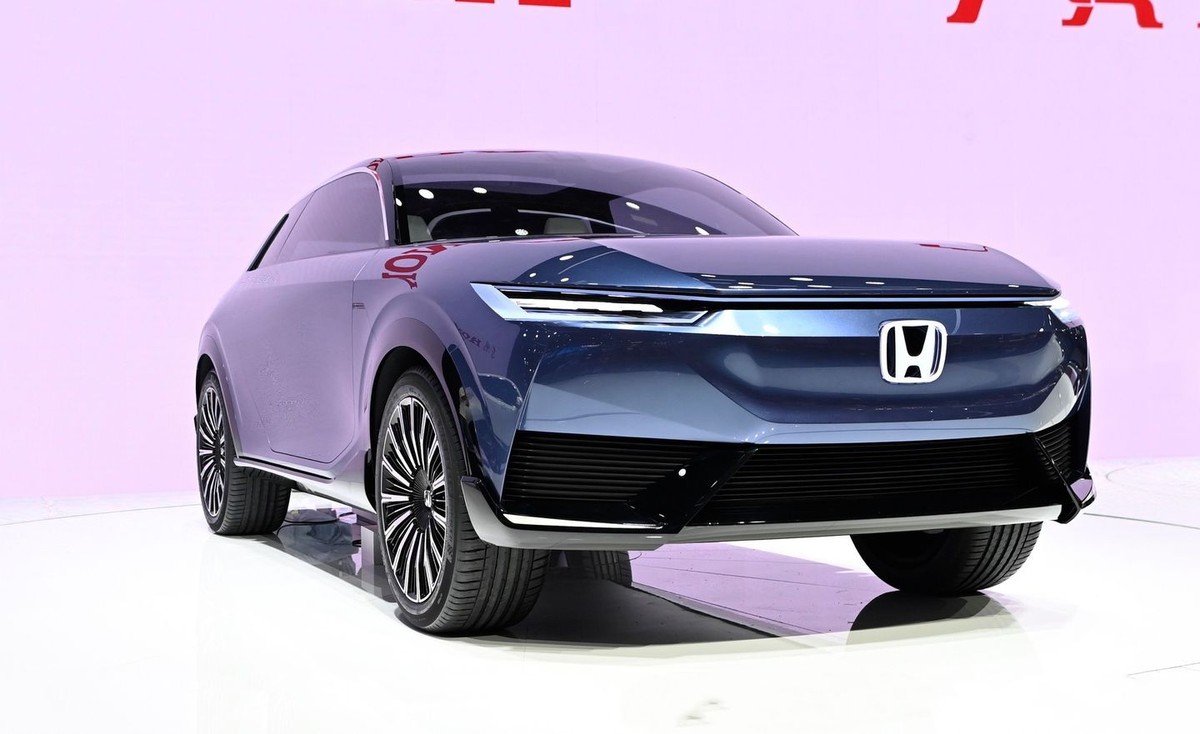 Honda SUV e: Honda giới thiệu mẫu SUV chạy điện bản concept, SUV e dành riêng cho thị trường Trung Quốc. Bản concept kiểu dáng thể thao, thân xe dài, hai cửa lớn, mui xe dốc về sau. Đèn pha và đèn hậu LED nằm ngang, cùng kiểu dáng.