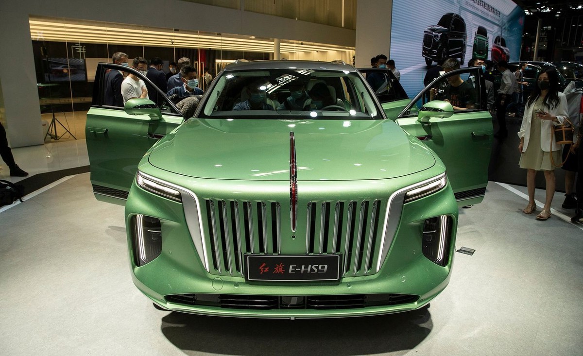 Hongqi E-HS9: Mẫu SUV chạy điện có biệt danh là &quot;Rolls-Royce Cullinan của người Trung Quốc&quot;, sử dụng pin 92,4 kWh, cho phép chạy trong phạm vi tối đa lần lượt 460 km và 510 km sau mỗi lần sạc đầy pin. Đây có thể coi là chiếc xe đắt nhất được sản xuất bởi hãng nội địa Trung Quốc.