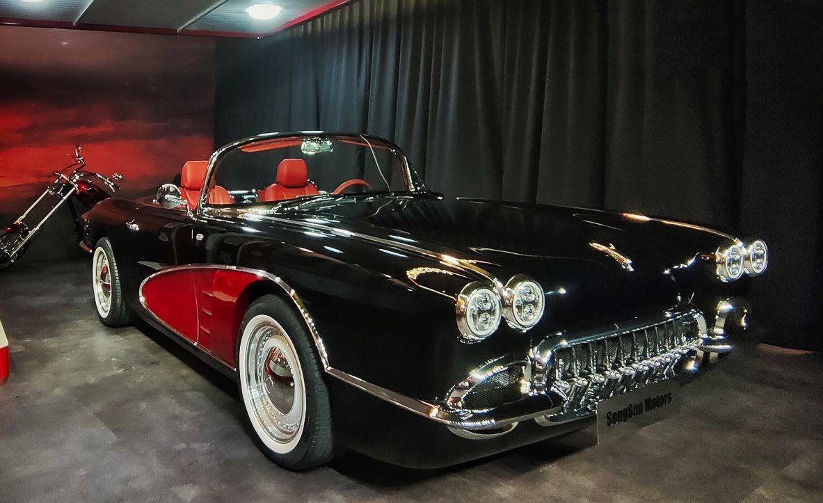 Songsang Dolphin SS: Chiếc xe có ngoại hình giống hệt với chiếc Corvette C1 đời 1958. Theo thông tin của hãng, Songsan SS Dolphin là một mẫu plug-in hybrid, sử dụng động cơ tăng áp 1.5L kết hợp một động cơ điện có nguồn gốc từ BYD. Cung cấp sức mạnh cho động cơ điện là gói pin 16 kWh cho khả năng vận hành điện 90 - 100 km. Xe có thể tăng tốc từ 0 - 100 km/h trong 4,9 giây.