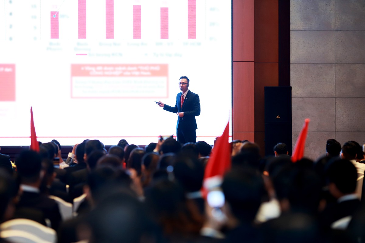 Chuyên viên tư vấn tự tin thuyết trình tại vòng chung kết cuộc thi “Kết nối và đồng hành cùng Astral City”. Chuyên viên tư vấn tự tin thuyết trình tại vòng chung kết cuộc thi “Kết nối và đồng hành cùng Astral City”.