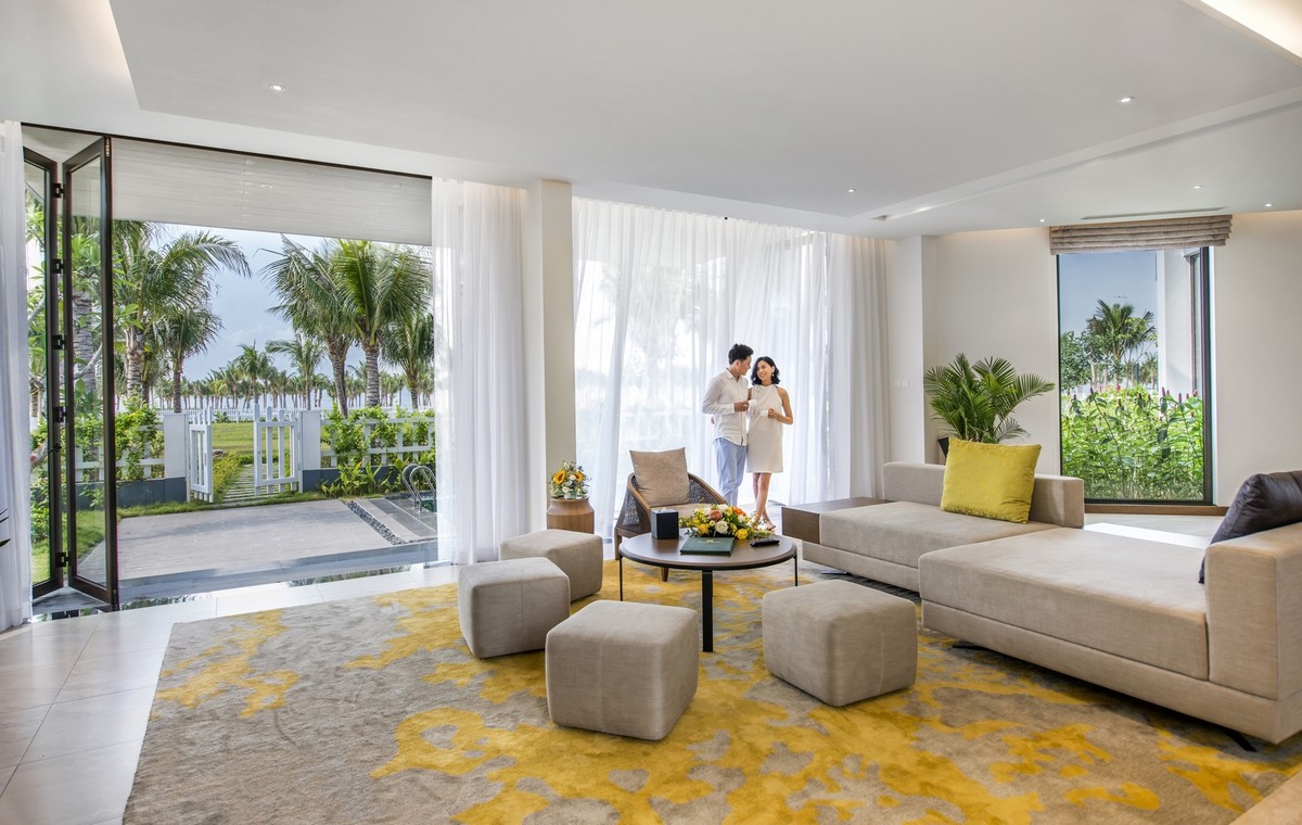 Mỗi căn biệt thự có diện tích từ 400-500 m2 gồm 3-4-5 phòng ngủ nằm trong quần thể tiện ích thời thượng, đẳng cấp với quầy bar, khu thể thao, Spa, nhà hàng, bể bơi vô cực… Mỗi căn biệt thự có diện tích từ 400-500 m2 gồm 3-4-5 phòng ngủ nằm trong quần thể tiện ích thời thượng, đẳng cấp với quầy bar, khu thể thao, Spa, nhà hàng, bể bơi vô cực…