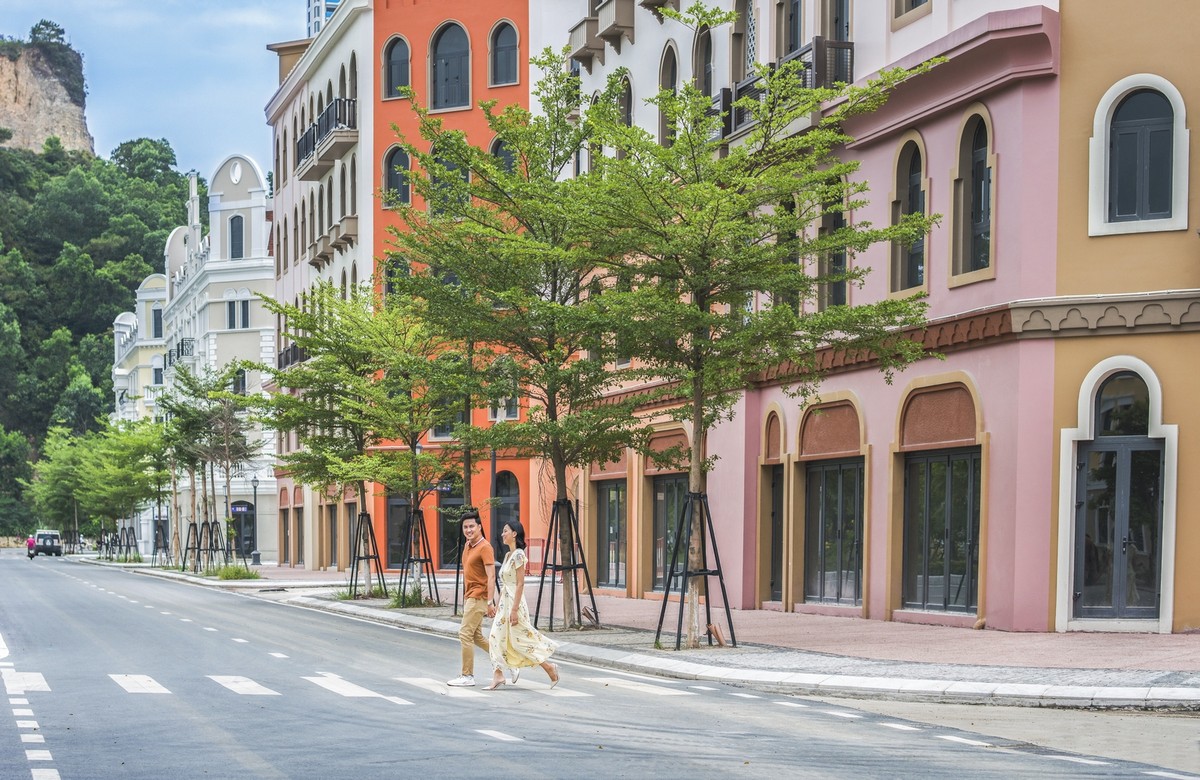 Tiếp nối những trải nghiệm nghỉ dưỡng chuẩn 5 sao tại Sun Premier Village Halong Bay là niềm vui mua sắm bất tận tại tổ hợp nhà phố thương mại Sun Plaza Grand World. Được xây dựng với 3 phân khu chính: Morocco, Australia và Europe, hệ thống shophouse tại Sun Plaza Grand World trải dài theo hình cánh cung dọc trục đường giao thương huyết mạch Hạ Long. Tiếp nối những trải nghiệm nghỉ dưỡng chuẩn 5 sao tại Sun Premier Village Halong Bay là niềm vui mua sắm bất tận tại tổ hợp nhà phố thương mại Sun Plaza Grand World. Được xây dựng với 3 phân khu chính: Morocco, Australia và Europe, hệ thống shophouse tại Sun Plaza Grand World trải dài theo hình cánh cung dọc trục đường giao thương huyết mạch Hạ Long.