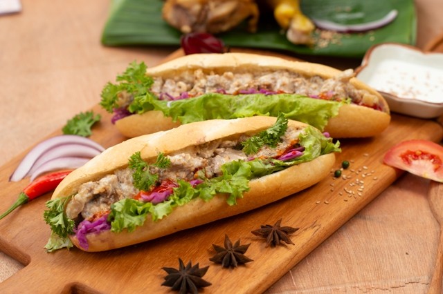 Bên cạnh bánh mì vịt, Bmore còn có nhiều loại bánh mì khác biệt so với bánh mì truyền thống. Bên cạnh bánh mì vịt, Bmore còn có nhiều loại bánh mì khác biệt so với bánh mì truyền thống.