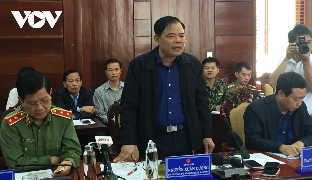 Ông Nguyễn Xuân Cường lưu ý tình trạng sạt lở núi.