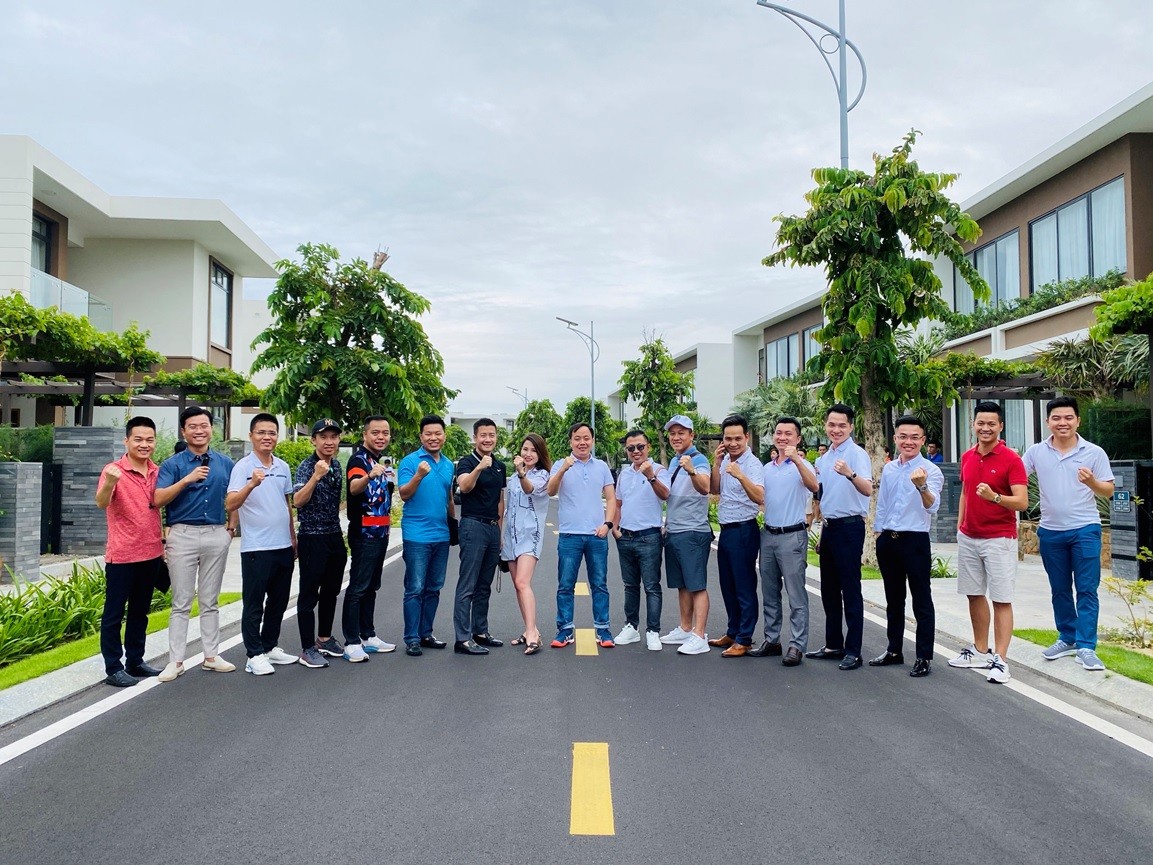 Đây là lần đầu tiên VIP Beach Club quy mô khoảng 6 ha của KN Paradise mở cửa đón tham quan, trải nghiệm với nhiều dịch vụ như: hồ bơi người lớn, hồ bơi trẻ em, Spa, ẩm thực… Một phần quan trọng của chương trình là đêm Para Grus Night Party sôi động được tổ chức tại VIP Beach Club với sự góp mặt của các ca sĩ khách mời nổi tiếng: Minh Hằng, Trịnh Thăng Bình và Liz Kim Cương. Đây là lần đầu tiên VIP Beach Club quy mô khoảng 6 ha của KN Paradise mở cửa đón tham quan, trải nghiệm với nhiều dịch vụ như: hồ bơi người lớn, hồ bơi trẻ em, Spa, ẩm thực… Một phần quan trọng của chương trình là đêm Para Grus Night Party sôi động được tổ chức tại VIP Beach Club với sự góp mặt của các ca sĩ khách mời nổi tiếng: Minh Hằng, Trịnh Thăng Bình và Liz Kim Cương.