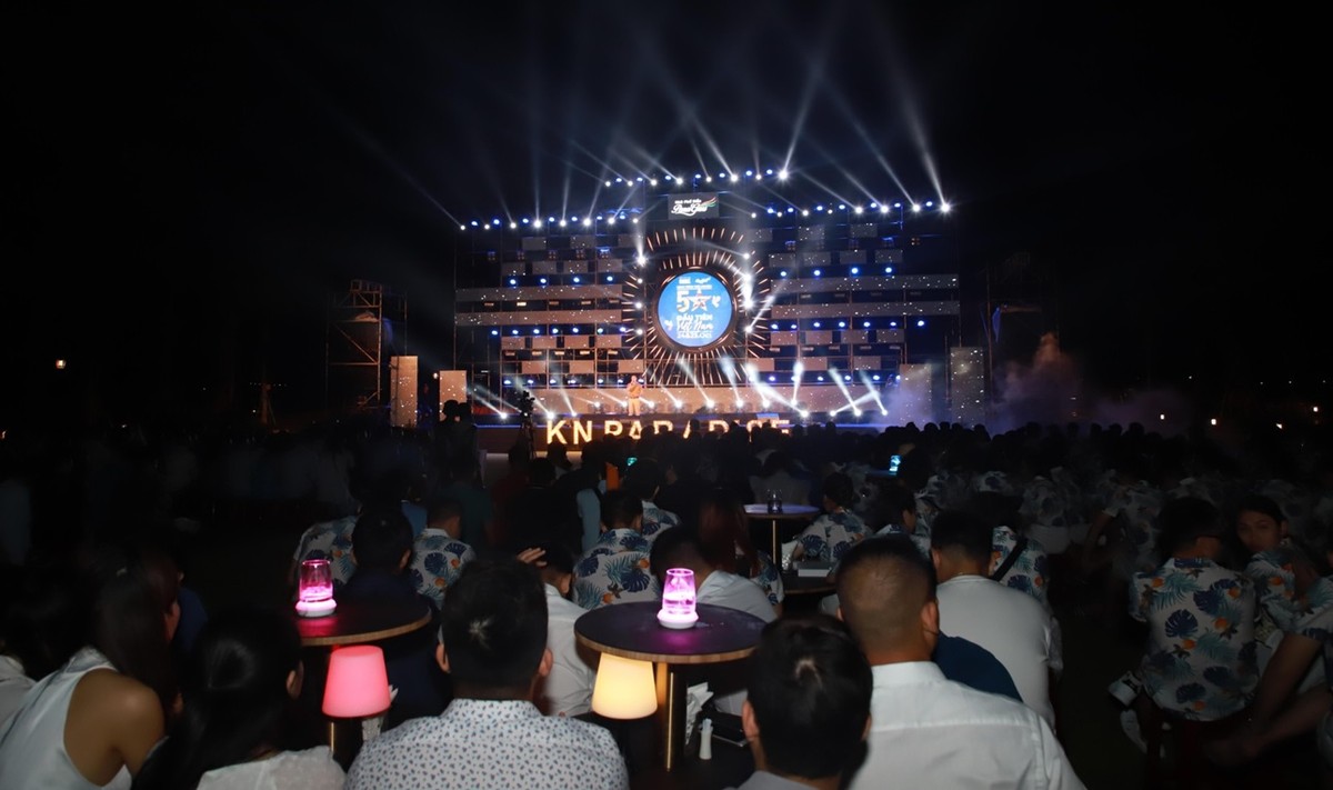 Đại diện GM Holdings hào hứng chia sẻ: “Đây là một hành trình trải nghiệm đầy cảm xúc với các tiện ích thời thượng, tận hưởng dịch vụ 5* đẳng cấp và trên hết là cảm nhận được giá trị tuyệt vời của Đại quần thể đô thị - giải trí – nghỉ dưỡng KN Paradise Cam Ranh đang sở hữu.” Điều khác biệt góp phần tạo nên giá trị vững chắc cho nhà phố biển Para Grus nói riêng và KN Paradise nói chung là sự hiện diện của những thương hiệu toàn cầu với các dịch vụ đẳng cấp 5* đã và đang hiện hữu phản ánh tầm vóc và tiềm lực của chủ đầu tư. Đại diện GM Holdings hào hứng chia sẻ: “Đây là một hành trình trải nghiệm đầy cảm xúc với các tiện ích thời thượng, tận hưởng dịch vụ 5* đẳng cấp và trên hết là cảm nhận được giá trị tuyệt vời của Đại quần thể đô thị - giải trí – nghỉ dưỡng KN Paradise Cam Ranh đang sở hữu.” Điều khác biệt góp phần tạo nên giá trị vững chắc cho nhà phố biển Para Grus nói riêng và KN Paradise nói chung là sự hiện diện của những thương hiệu toàn cầu với các dịch vụ đẳng cấp 5* đã và đang hiện hữu phản ánh tầm vóc và tiềm lực của chủ đầu tư.