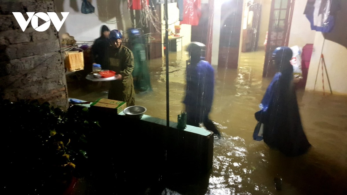 Người dân tại Thanh Chương di chuyển đồ đạc lên cao để tránh ngập lụt. Người dân tại Thanh Chương di chuyển đồ đạc lên cao để tránh ngập lụt.