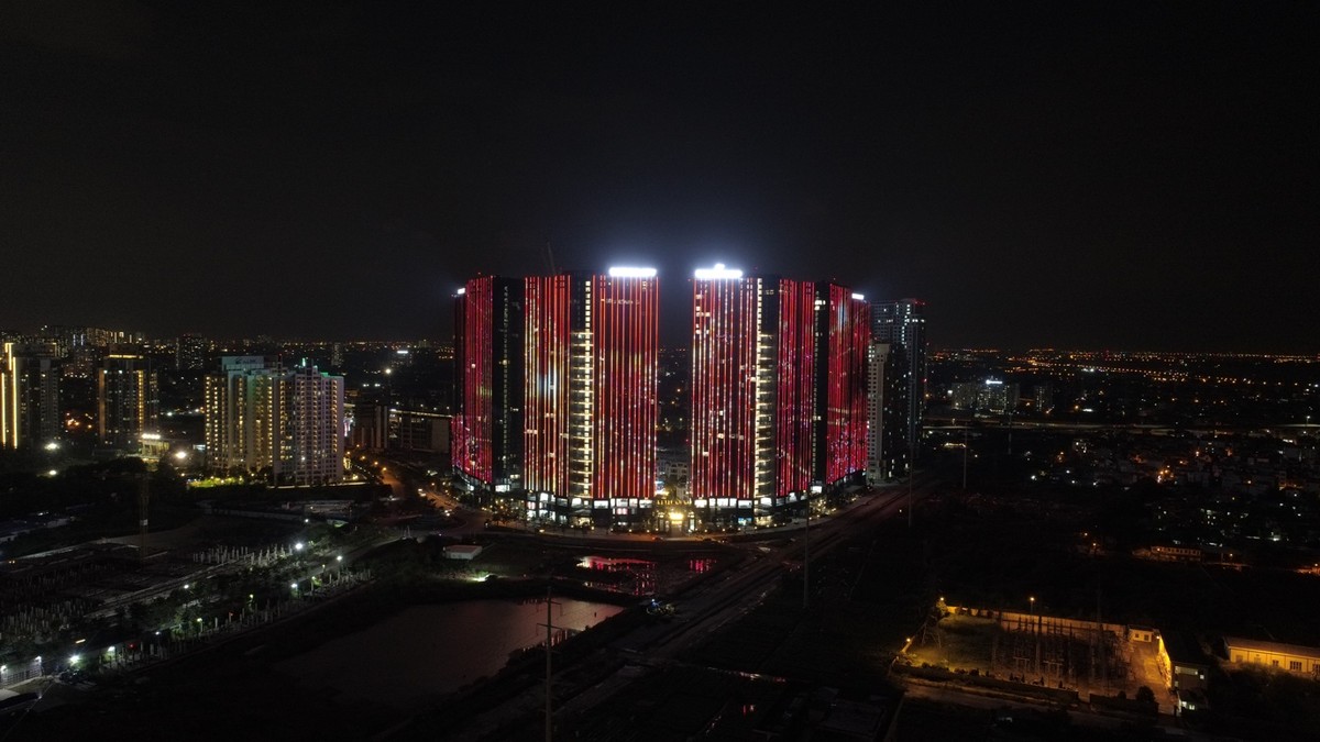 Về đêm, 6 toà tháp được thắp đèn Led rực rỡ, tạo thành một biểu tượng ánh sáng, gây ấn tượng với bất cứ ai di chuyển từ hướng sân bay qua cầu Nhật Tân về trung tâm Hà Nội. Lần đầu tiên, tại Hà Nội, có chủ đầu tư đầu tư cả trăm tỷ đồng để lắp led cho toàn bộ dự án như Sunshine City Hà Nội. Về đêm, 6 toà tháp được thắp đèn Led rực rỡ, tạo thành một biểu tượng ánh sáng, gây ấn tượng với bất cứ ai di chuyển từ hướng sân bay qua cầu Nhật Tân về trung tâm Hà Nội. Lần đầu tiên, tại Hà Nội, có chủ đầu tư đầu tư cả trăm tỷ đồng để lắp led cho toàn bộ dự án như Sunshine City Hà Nội.