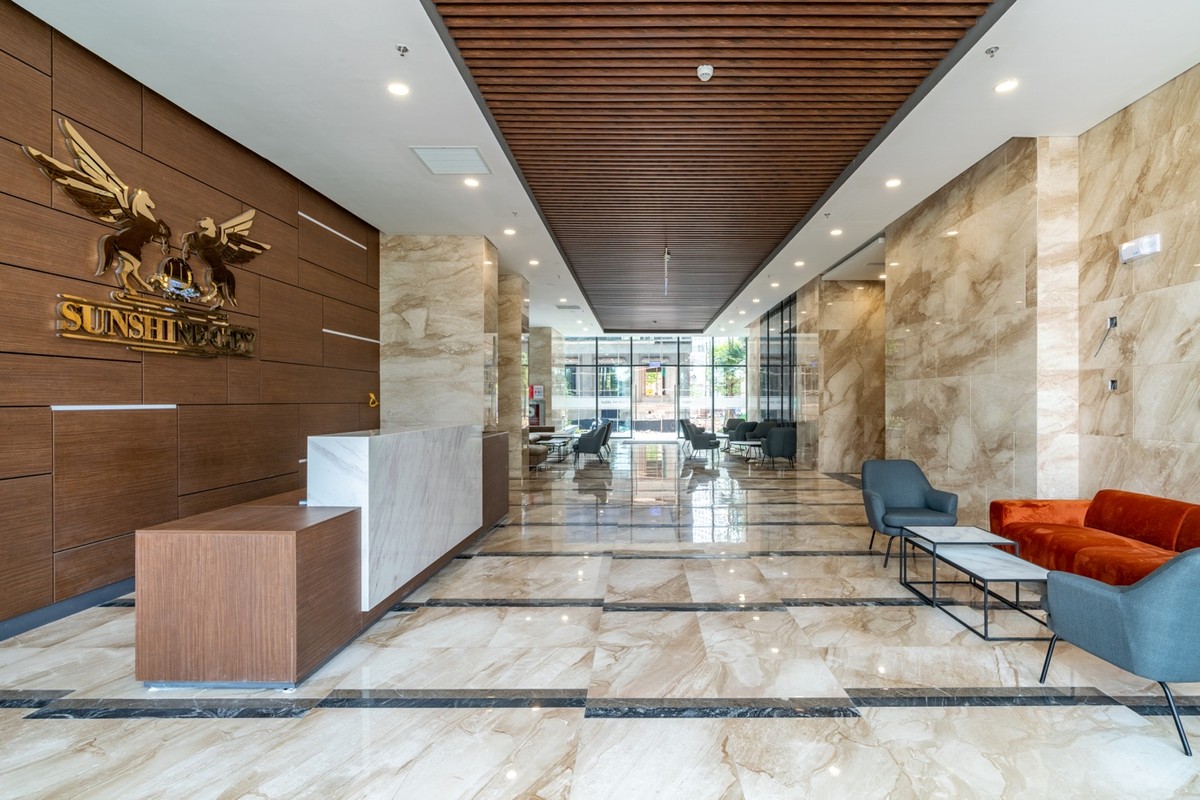 Sunshine City Sài Gòn sẽ trở thành một trong những dự án căn hộ đẹp và có dịch vụ cao cấp nhất tại khu Nam: Sảnh của toà tháp thiết kế như sảnh đón của khách sạn 5 sao;Sảnh chờ thang máy, sảnh căn hộ và thang máy luôn mát lạnh; Các căn hộ đều được hoàn thiện nội thất nhập khẩu từ Châu Âu. Đặc biệt, chủ đầu tư cam kết dịch vụ vận hành toà nhà sẽ đạt đến đẳng cấp “Premium” với hệ thống nhân viên vận hành, lễ tân, bảo vệ được đào tạo theo tiêu chuẩn quốc tế. Sunshine City Sài Gòn sẽ trở thành một trong những dự án căn hộ đẹp và có dịch vụ cao cấp nhất tại khu Nam: Sảnh của toà tháp thiết kế như sảnh đón của khách sạn 5 sao;Sảnh chờ thang máy, sảnh căn hộ và thang máy luôn mát lạnh; Các căn hộ đều được hoàn thiện nội thất nhập khẩu từ Châu Âu. Đặc biệt, chủ đầu tư cam kết dịch vụ vận hành toà nhà sẽ đạt đến đẳng cấp “Premium” với hệ thống nhân viên vận hành, lễ tân, bảo vệ được đào tạo theo tiêu chuẩn quốc tế.