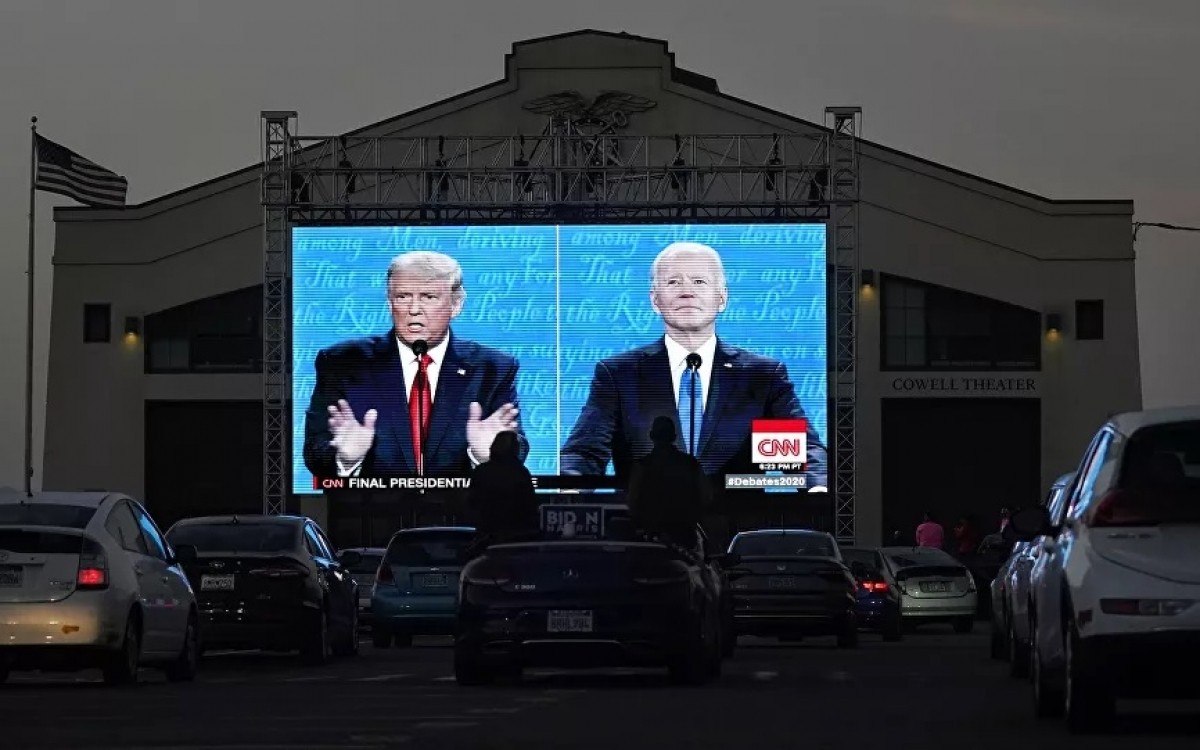 Hình ảnh trên màn hình lớn của hai ứng viên Tổng thống Mỹ 2020. Ảnh: AP. Hình ảnh trên màn hình lớn của hai ứng viên Tổng thống Mỹ 2020. Ảnh: AP.