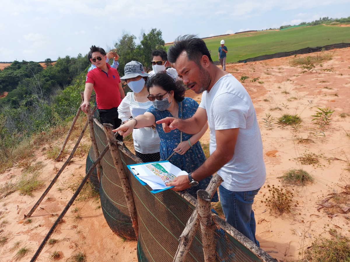 Đại diện Bệnh viện Đại học Y Hà Nội khảo sát Dự án NovaWorld Phan Thiet sau buổi làm việc.