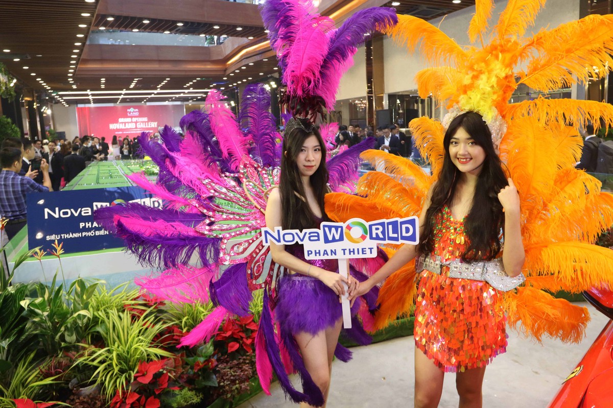 Bên cạnh đó, không gian mở và linh hoạt của Trung tâm cũng rất thuận tiện để chuyển đổi công năng thành nơi tổ chức sự kiện cao cấp. Nhà hàng The Dome tiêu chuẩn 5 sao, cà phê Saigon Casa nằm trong khuôn viên Triển lãm.