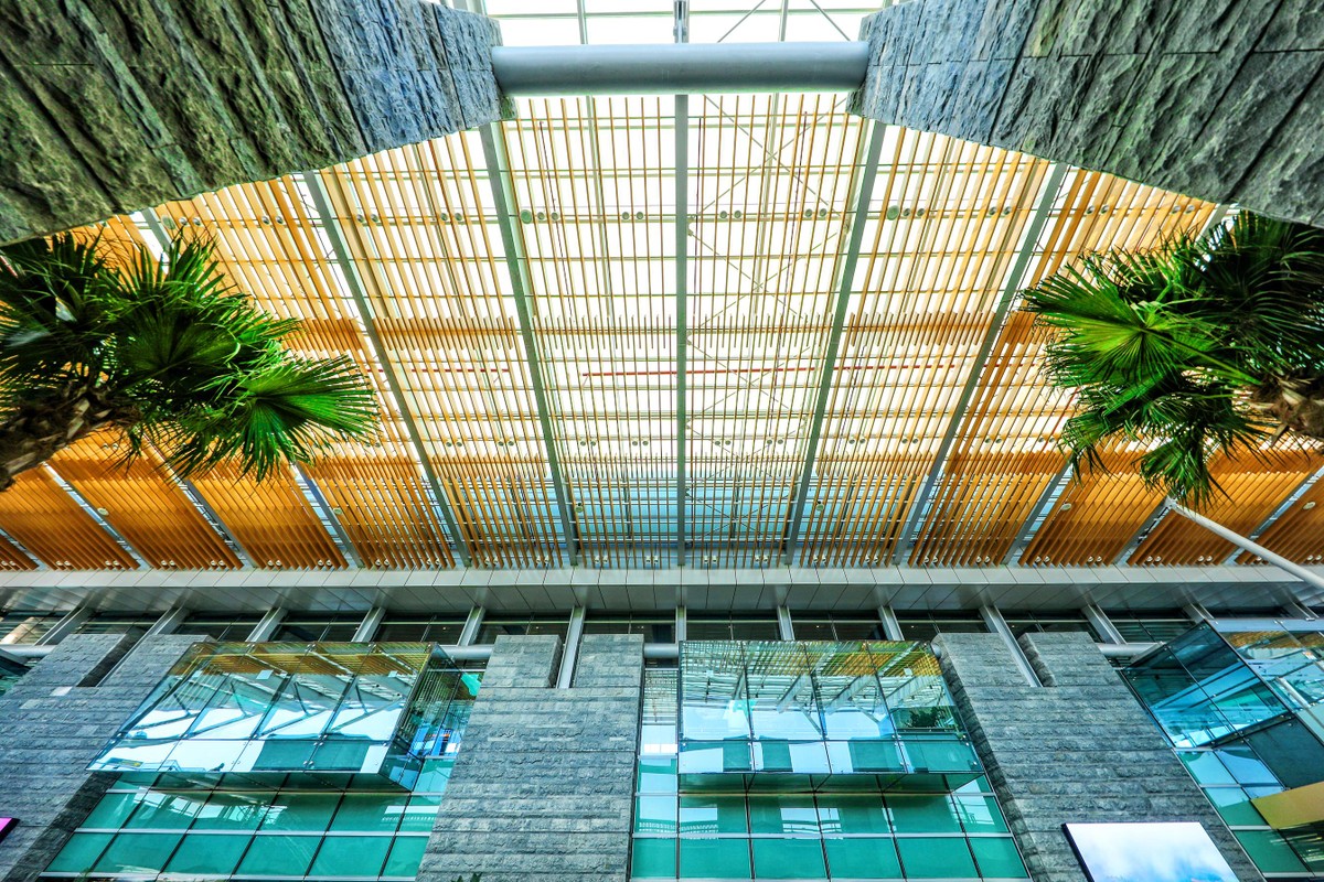 Sảnh vào ga với mái che độc đáo kết hợp cùng những bức tường lớn được ốp đá tự nhiên, vừa mang dấu ấn bản địa Vịnh Hạ Long, vừa đem lại cho du khách sự thư giãn tuyệt đối khi chiêm ngưỡng vẻ đẹp kiến trúc của “sân bay mới hàng đầu Châu Á”.