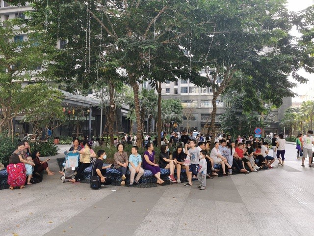 Sự việc khiến rất đông cư dân chung cư Goldmark City chạy xuống sảnh (Ảnh: CTV). Sự việc khiến rất đông cư dân chung cư Goldmark City chạy xuống sảnh (Ảnh: CTV).