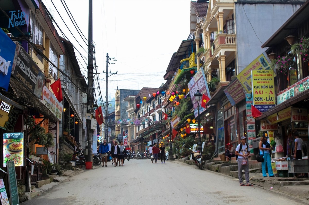 Phố Cầu Mây là tâm điểm kinh doanh sầm uất tại thị xã Sa Pa. Phố Cầu Mây là tâm điểm kinh doanh sầm uất tại thị xã Sa Pa.