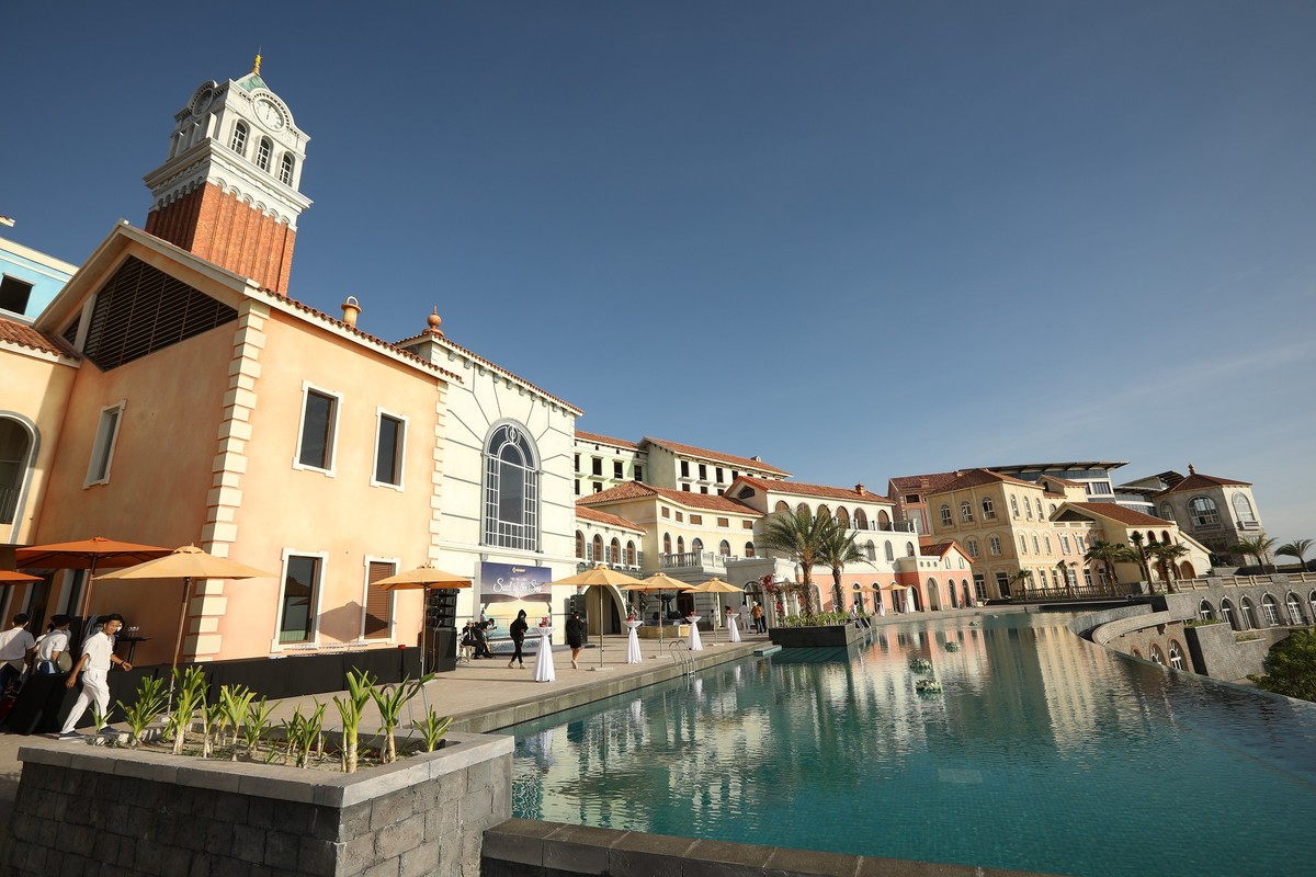 Tiệc trà chiều diễn ra bên bể bơi Central Village khi ánh hoàng hôn dần buông. Tiệc trà chiều diễn ra bên bể bơi Central Village khi ánh hoàng hôn dần buông.