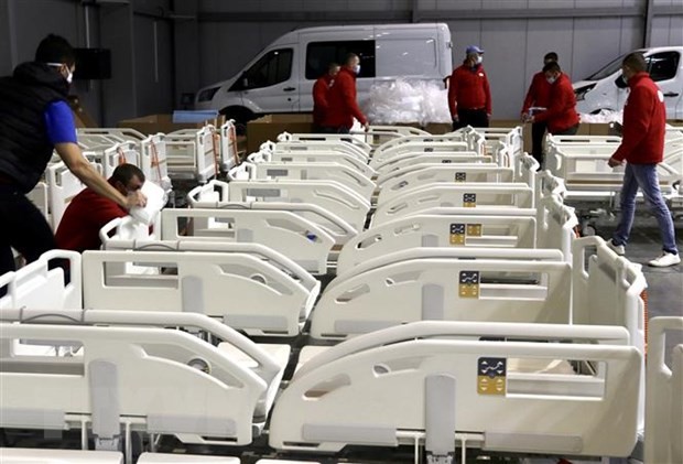 Nhân viên xây dựng bệnh viện dã chiến điều trị cho bệnh nhân COVID-19 tại trung tâm triển lãm Letnany ở Praha, CH Séc. (Ảnh: THX/TTXVN).