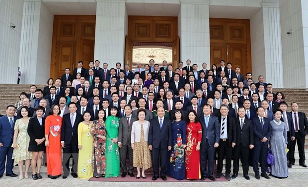 Thủ tướng Nguyễn Xuân Phúc với các đại biểu và các doanh nghiệp có sản phẩm đạt thương hiệu quốc gia lần thứ 7 năm 2020. (Ảnh: Thống Nhất/TTXVN). Thủ tướng Nguyễn Xuân Phúc với các đại biểu và các doanh nghiệp có sản phẩm đạt thương hiệu quốc gia lần thứ 7 năm 2020. (Ảnh: Thống Nhất/TTXVN).