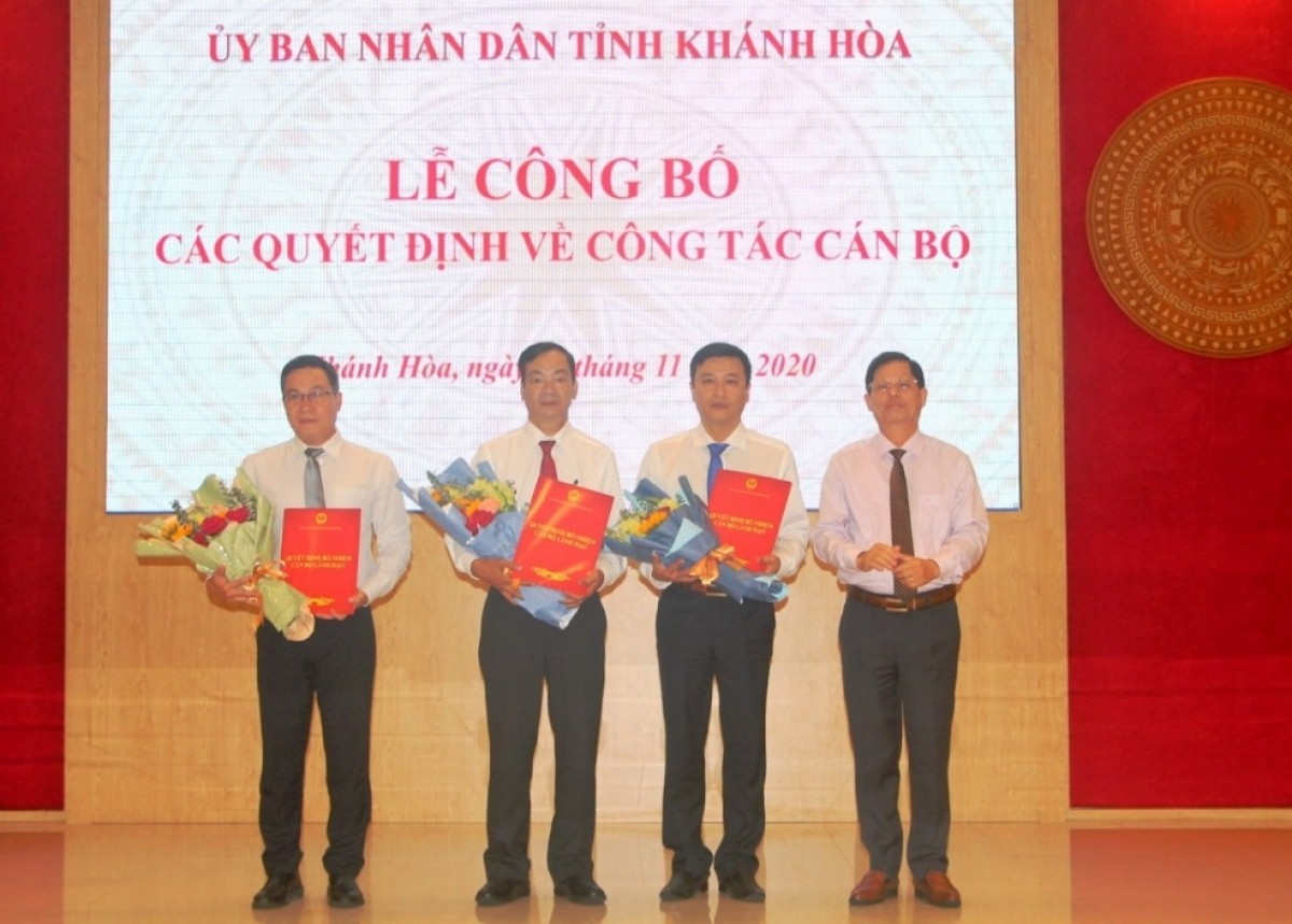 Ông Nguyễn Tấn Tuân trao Quyết định bổ nhiệm cho 3 Giám đốc các Sở và tương đương.