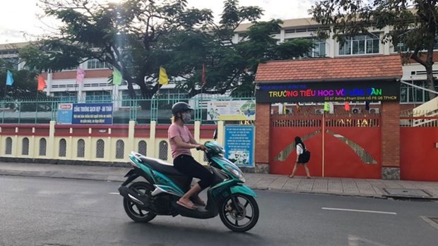 Ngày 1/12, Trường tiểu học Võ Văn Tần đóng cửa, cho học sinh nghỉ học vì có giáo viên thuộc diện F1. (Nguồn: Báo Thanh niên).