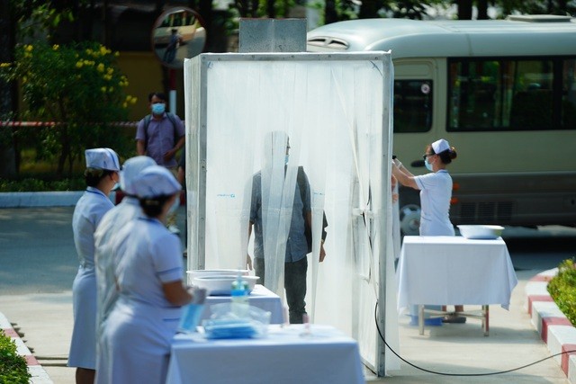 Sự lơ là chủ quan của một số cá nhân đã gây ra những hậu quả nghiêm trọng cho xã hội khi dịch tái phát (ảnh: Phạm Nguyễn). Sự lơ là chủ quan của một số cá nhân đã gây ra những hậu quả nghiêm trọng cho xã hội khi dịch tái phát (ảnh: Phạm Nguyễn).