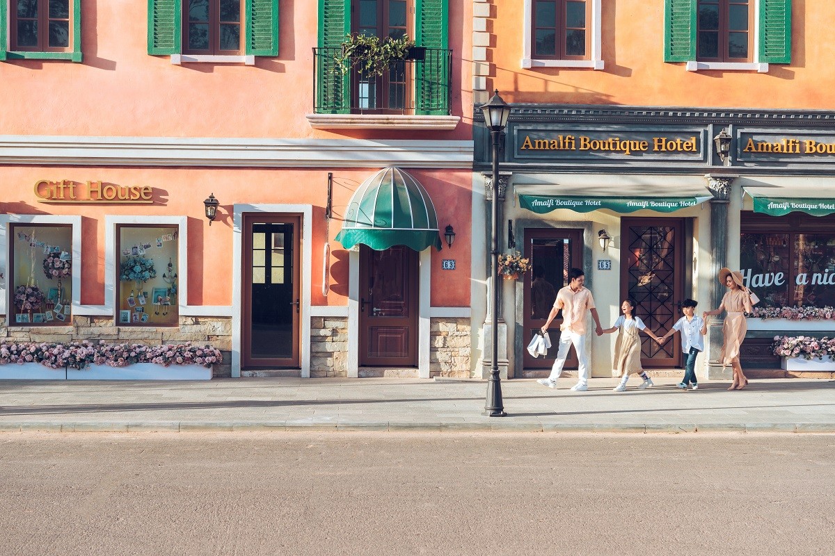 Không ngạc nhiên khi những kiệt tác vượt thời gian bên bờ biển này đã tìm thấy các chủ nhân xứng tầm. Đến nay, 100% căn shophouse của Sun Premier Village Primavera đã hoàn thiện sơn mặt ngoài, trong đó 127 căn tới hạn bàn giao đã thông báo bàn giao tới khách hàng. Phân khu Sorrento tiếp tục hoàn thiện dãy nhà hàng F&amp;B và hạ tầng giao thông cùng các trục cảnh quan và bãi đỗ xe.