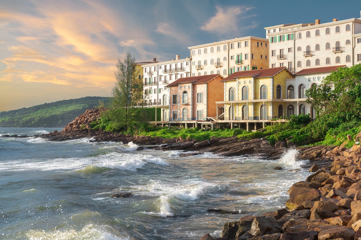 Những dãy phố, ngôi nhà được thiết kế tinh tế, hài hòa, ôm trọn bờ biển lam ngọc quyến rũ có thể nói đã đem hết tất thảy tinh hoa kiến trúc, văn hóa Địa Trung Hải, đưa thị trấn Amalfi tới một đại dương mới, chân trời mới. Ở đó, khi Phú Quốc bước vào mùa du lịch với dòng khách tấp nập ghé thăm, Sun Premier Village Primavera cũng đang ấp ủ kế hoạch bùng nổ với dịch vụ vui chơi, mua sắm, ẩm thực đỉnh cao nhất để mời gọi tất cả người yêu biển, yêu Phú Quốc, yêu Amalfi đến thưởng ngoạn.