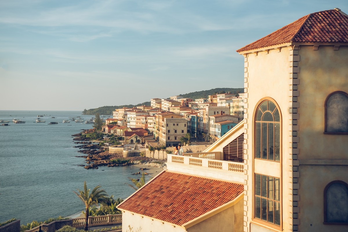 Đến với không gian Địa Trung Hải thu nhỏ ở Nam Phú Quốc, du khách giờ đây có thể ngắm nhìn những góc phố đẹp như tranh, mang đậm giá trị kiến trúc châu Âu. Giấc mộng Âu Châu sẽ chẳng còn xa xôi khi tận mắt chiêm ngưỡng những ngôi nhà đa sắc giật cấp trên nhiều cao độ, những khung cửa sổ đậm màu như muốn đón cả “mùa hè Italia” về miền nắng gió.