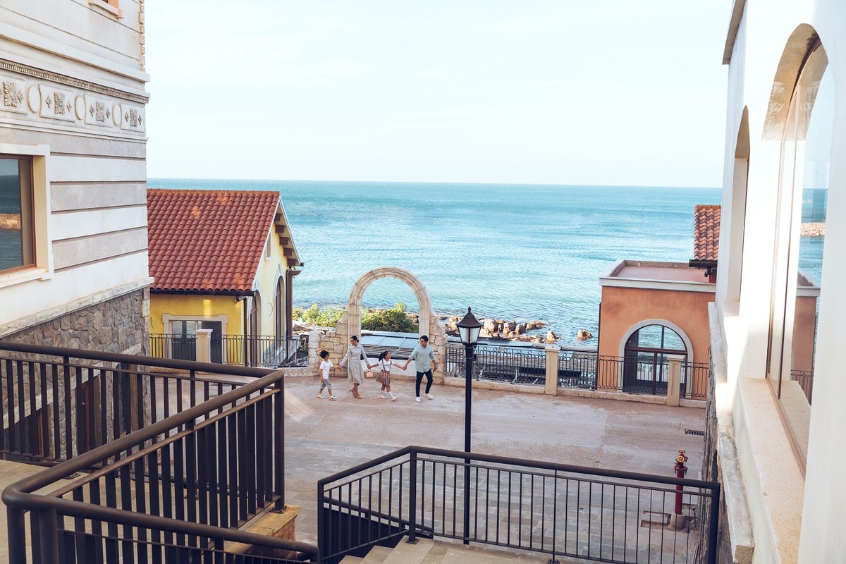 Hơi thở Italia thổi hồn trên những lối cầu thang với lan can sắt xinh xắn. Nếu hoàng hôn Roma cứ dập dìu những đôi tình nhân sánh bước …thì Amalfi bên bờ biển Nam đảo Ngọc của tương lai không xa cũng sẽ là điểm dừng chân của đôi lứa yêu nhau, của những lời thề hẹn bằng mọi ngôn ngữ trên thế giới.