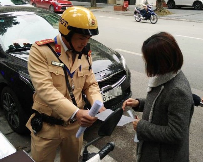 CSGT thông báo lỗi với tài xế vi phạm.