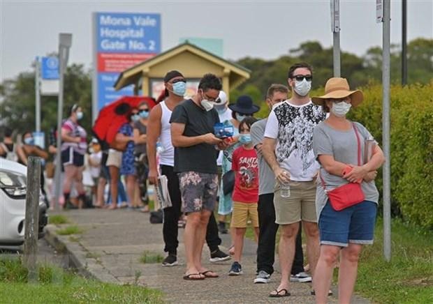 Người dân chờ xét nghiệm COVID-19 tại Sydney, Australia,ngày 18/12/2020. (Ảnh: AFP/TTXVN). Người dân chờ xét nghiệm COVID-19 tại Sydney, Australia,ngày 18/12/2020. (Ảnh: AFP/TTXVN).