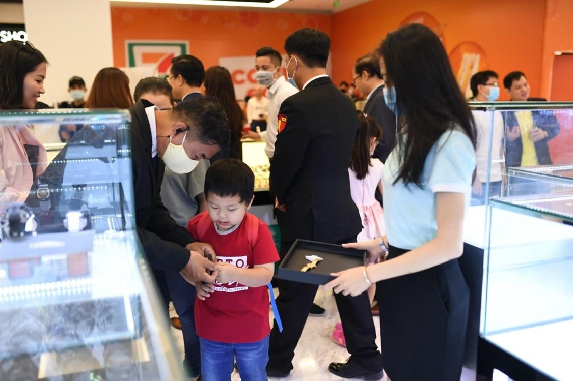 Menas Mall Saigon Airport được định hướng trở thành một điểm đến thế hệ mới, khơi dậy hành trình trải nghiệm bên trong mỗi khách hàng với các cửa hàng được thiết kế theo phong cách boutique sang trọng và độc đáo;