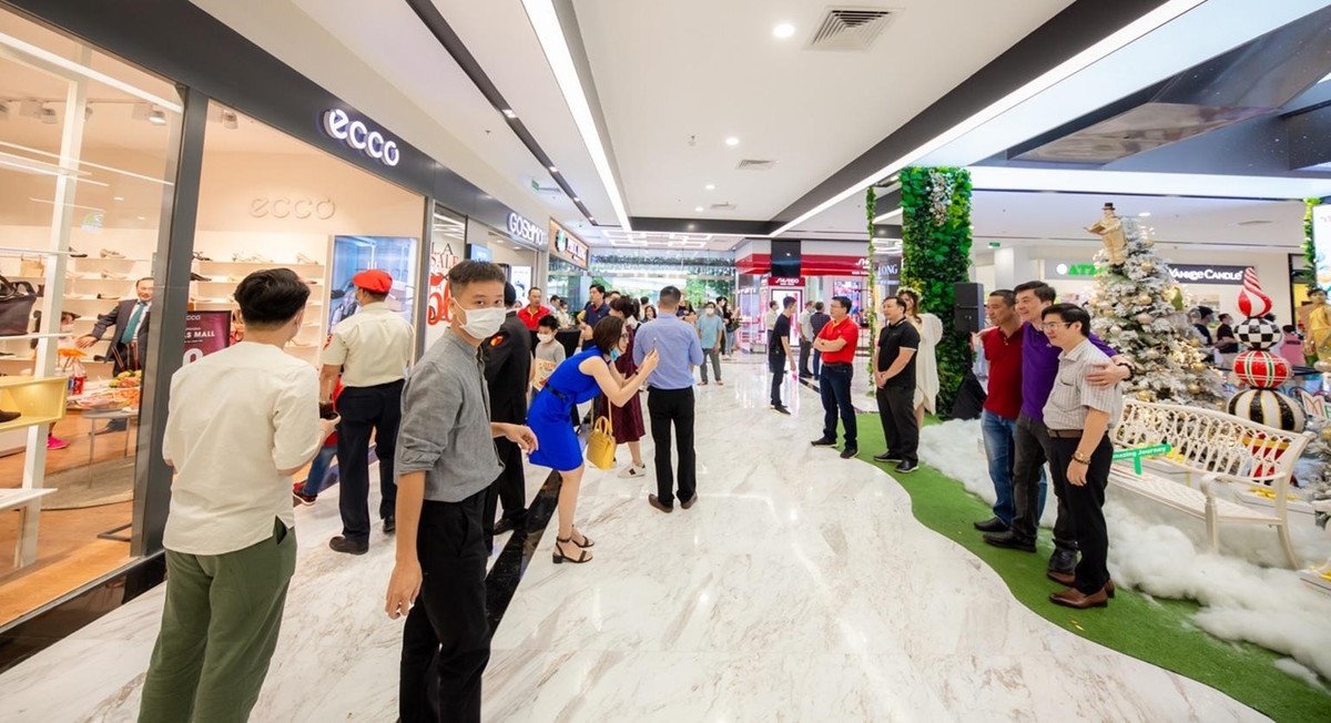 Đánh dấu sự xuất hiện của TTTM ấn tượng nhất sân bay Tân Sơn Nhất, Menas Mall sẽ dành tặng 300 voucher mua sắm mỗi ngày cho tất cả khách hàng đến tham quan, mua sắm, mỗi voucher trị giá 100,000 đồng. Thêm vào đó, khách tới Menas Mall nhân dịp khai trương còn có cơ hội rinh thêm nhiều phần quà giá trị từ các cửa hàng. Ngoài ra, dịp Soft Opening, từ ngày 20/12/2020 – 17/01/2021, những khách hàng có hóa đơn mua sắm, vui chơi, ăn uống trong ngày từ 300.000 đồng sẽ được tặng phiếu bốc thăm trúng thưởng với những giải thưởng có giá trị như Voucher những chuyến đi nghỉ dưỡng 5 sao, tủ lạnh, máy giặt và hơn 100 Voucher mua sắm... Thời gian quay thưởng vào 20h00 ngày 17/01/2021.