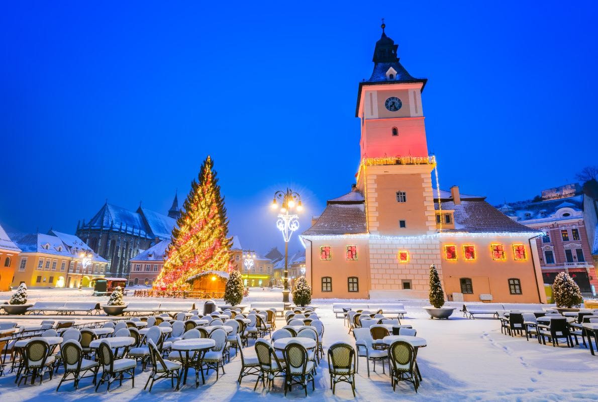 Thành phố Brasov - Rumani: Một trong những thành phố đẹp nhất của Rumani với sự xuất hiện của cây thông Noel tại quảng trường chính càng trở nên thơ mộng hơn bao giờ hết. Nguồn: Emi Cristea.