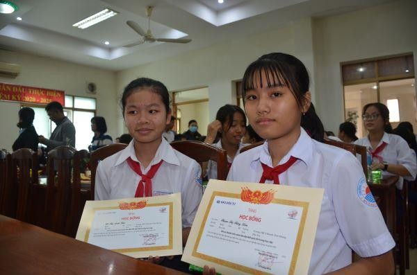 Các em học sinh được nhận học bổng.