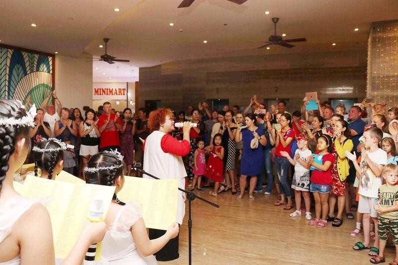 Các tiết mục nghệ thuật đặc sắc được Riviera chuẩn bị công phu khiến các du khách reo hò thích thú. Các tiết mục nghệ thuật đặc sắc được Riviera chuẩn bị công phu khiến các du khách reo hò thích thú.