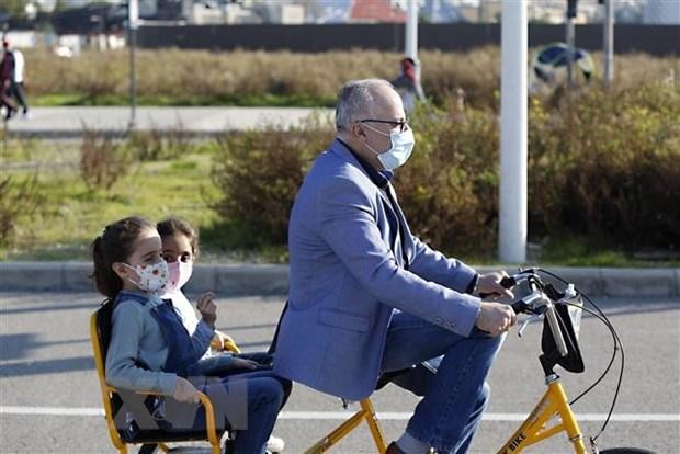 Người dân đeo khẩu trang phòng dịch COVID-19 tại Beirut, Liban. (Ảnh: THX/TTXVN). Người dân đeo khẩu trang phòng dịch COVID-19 tại Beirut, Liban. (Ảnh: THX/TTXVN).