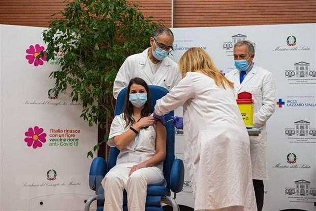 Một nhân viên y tế được tiêm vắcxin ngừa COVID-19 tại Rome, Italy. (Ảnh: AFP/TTXVN). Một nhân viên y tế được tiêm vắcxin ngừa COVID-19 tại Rome, Italy. (Ảnh: AFP/TTXVN).