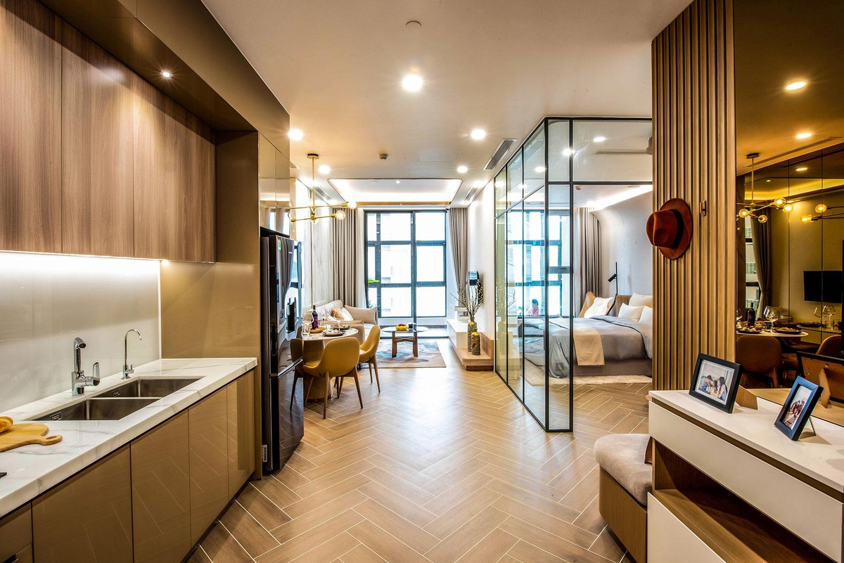 Căn hộ 2 phòng ngủ sở hữu kiến trúc sang trọng, thanh thoát và hài hoà từ màu sắc đến bố trí nội thất. Căn hộ mang đến không gian liên kết xuyên suốt rộng rãi giữa phòng bếp, phòng ăn và phòng khách. Từ đó tạo ra không gian sinh hoạt chung thoải mái để các thành viên trong gia đình chia sẻ và gắn kết.