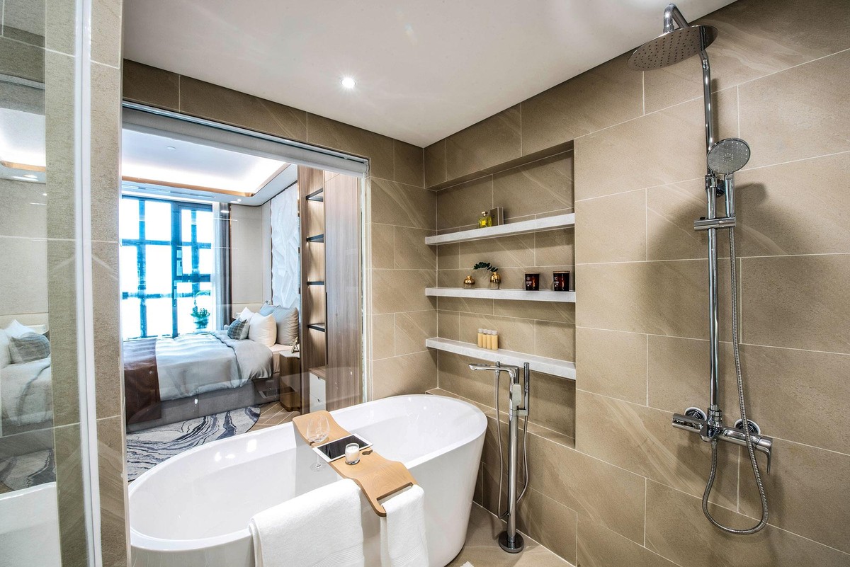 Không gian phòng tắm được trang bị các thiết bị vệ sinh và phụ kiện từ thương hiệu hàng đầu thế giới Kohler cùng sàn chống trơn trượt và bồn tắm cao cấp.