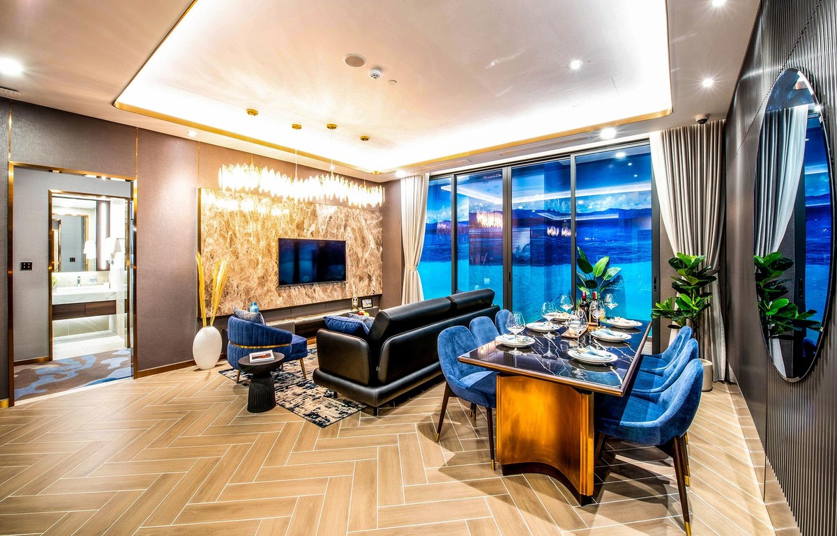 Là điểm nhấn không thể bỏ qua tại Show Gallery, căn hộ mẫu 3 phòng ngủ được ví như một căn Sky Villa xa hoa với diện tích lên đến 130 m2.