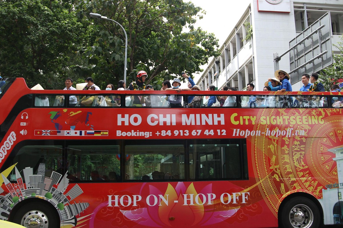 Du khách nội địa năm quan Sài Gòn trên xe mui trần. Du khách nội địa năm quan Sài Gòn trên xe mui trần.